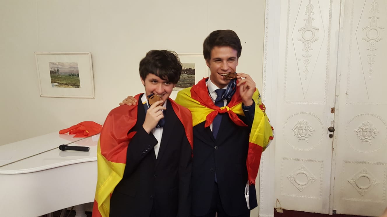 Enhorabuena a Santiago de Madrid y a Carlos de Zaragoza que obtienen dos medallas de bronce en la Olimpiada Internacional de Economía